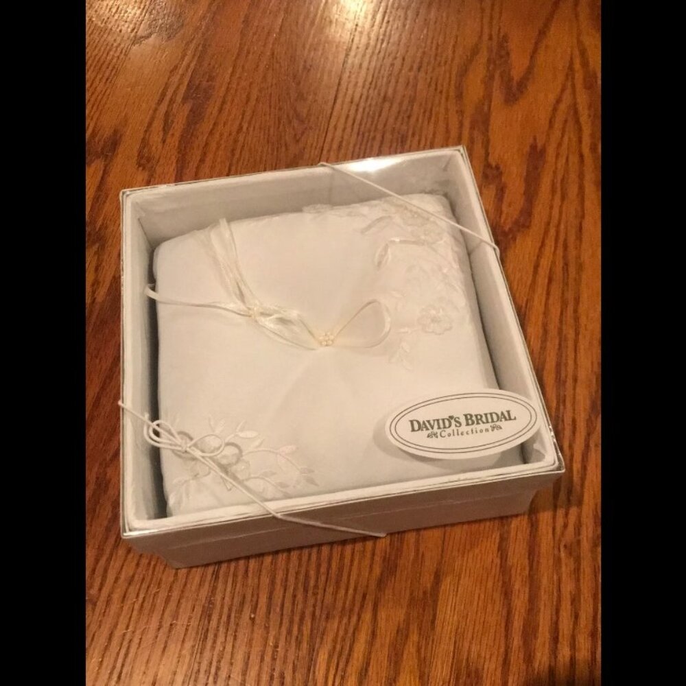 NIB/NWT David’s Bridal Wedding Ring Pillow